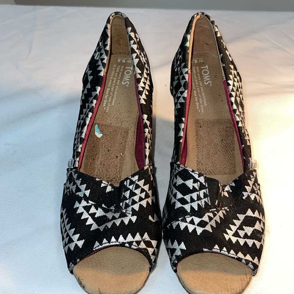 New Toms heels size 9.5, black/silver pattern and cork heel - Picture 2 of 4